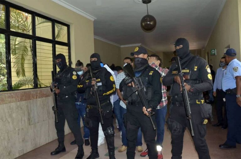 SNTP condena ataque con gas pimienta a reporteros por agentes VTP en Santiago