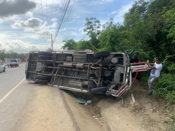 Choque de dos autobuses en autopista Joaquin Balaguer deja ocho heridos