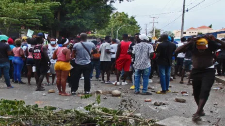 Migrantes haitianos provocan altercados y agreden a mexicanos en frontera sur