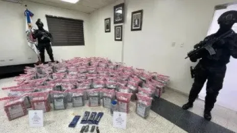 Dos colombianos y 5 dominicanos identificados por decomiso 1.6 toneladas de droga en Peravia
