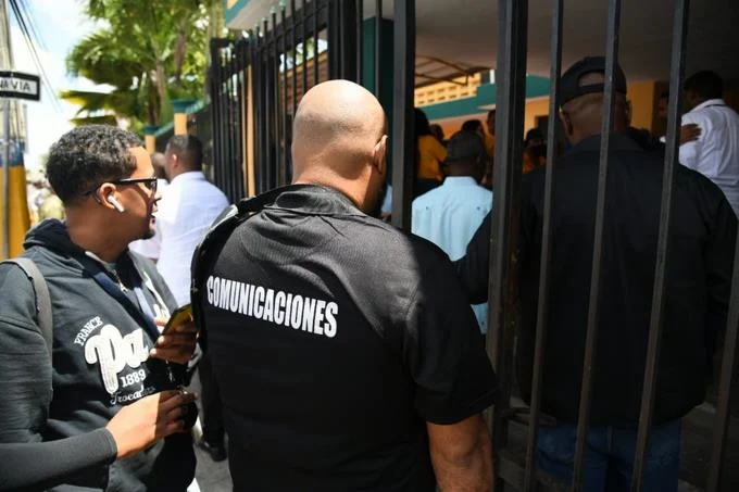 Periodistas se quejan de maltrato en la ruta del presidente Luis Abinader este sábado