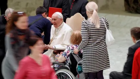 «Mi pierna no está bien, el médico me ha pedido que no camine», dice el papa Francisco