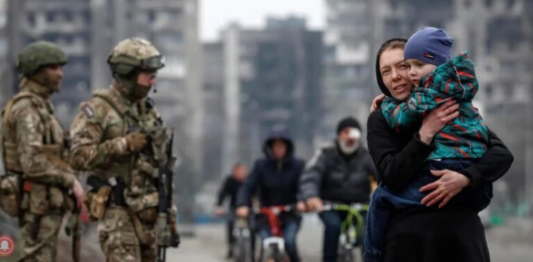 Ucrania suspende corredores humanitarios tras ataques de tropas rusas