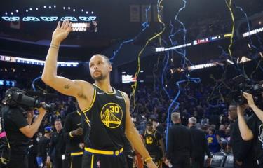Stephen Curry regresa y los Warriors ganan el primero de la serie