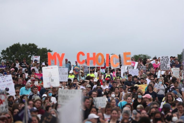 Centenares de mujeres exigen al Supremo de EE.UU. que mantenga el aborto legal