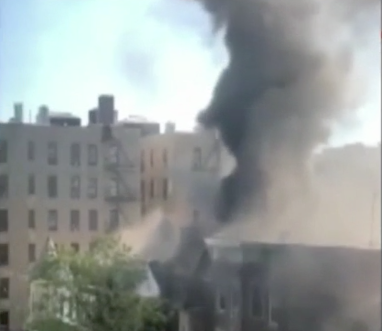Un muerto y ocho heridos en incendio en edificio en El Bronx