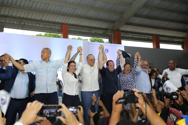 Santiagueros brindan masivo apoyo a continuidad de Paliza y Carolina en altos cargos dentro del PRM