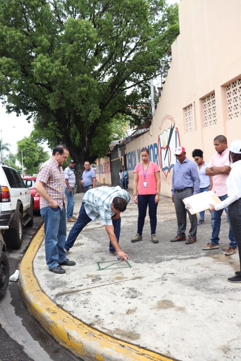 INTRANT inicia intervención puntos críticos en avenidas de San Cristóbal con semaforización y señalizaciones 