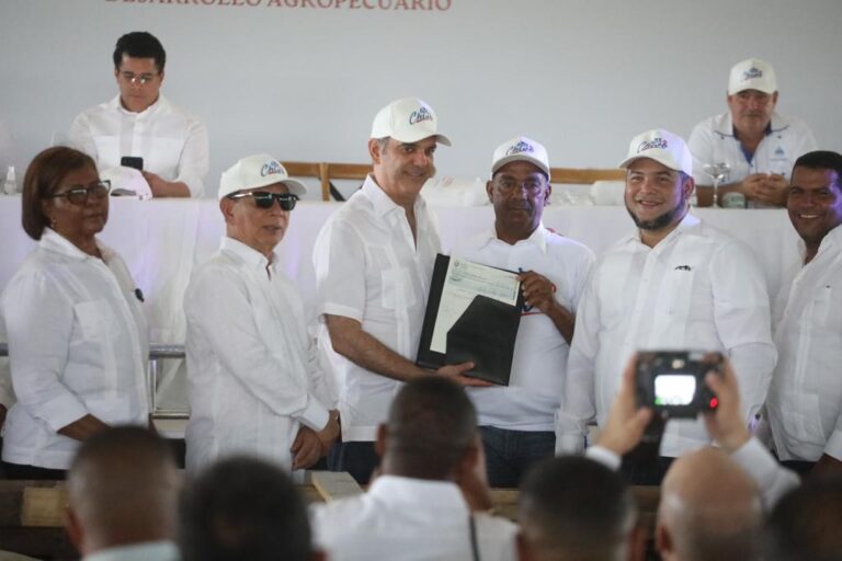 Presidente Abinader entrega RD$45 millones en créditos a 100 productores ovinocaprino en Pedernales