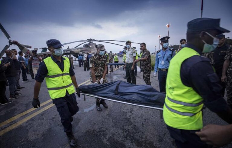 Localizan casi todos los cuerpos del avión que se estrelló en Nepal