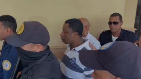 Envían a prisión a dos de los tres agentes acusados por homicidio de peluquero en Santiago