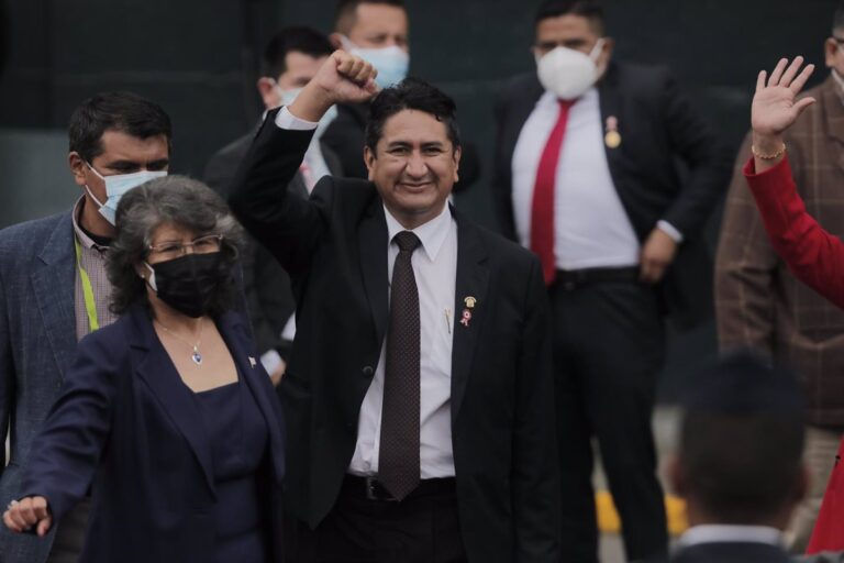 Diez diputados afines a Pedro Castillo dejan partido Perú Libre