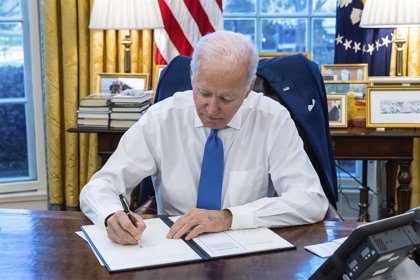 Biden firma ley facilita el envío de armamento a Ucrania