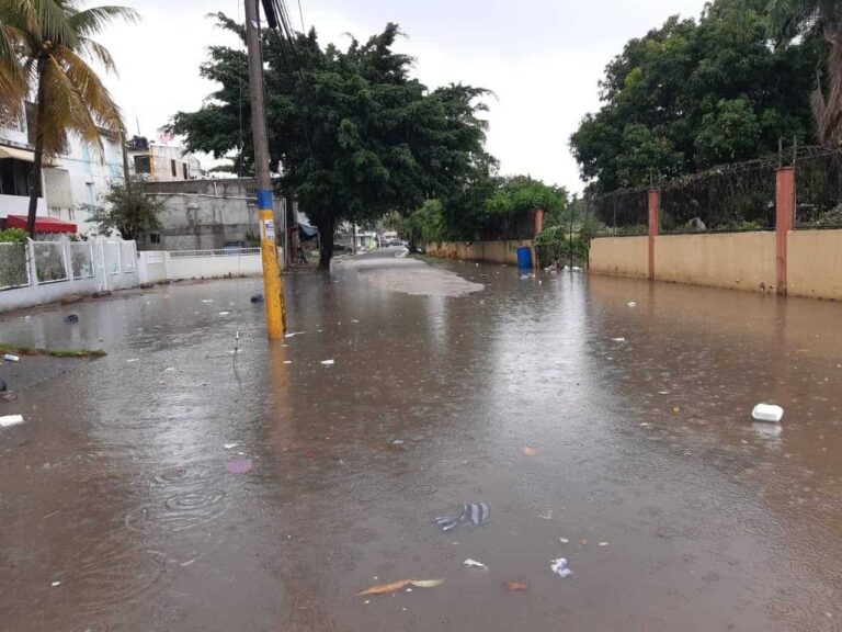 Calles inundadas en el Gran Santo Domingo debido a las lluvias