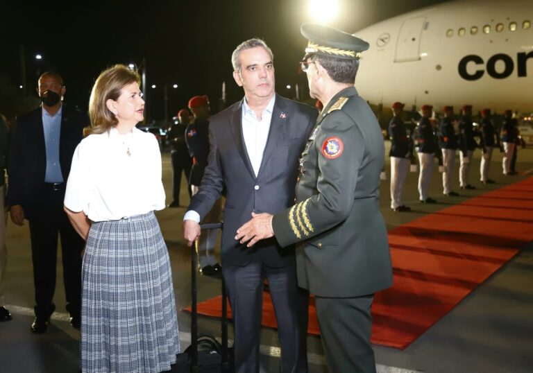 Presidente  Luis Abinader regresa al país desde Suiza