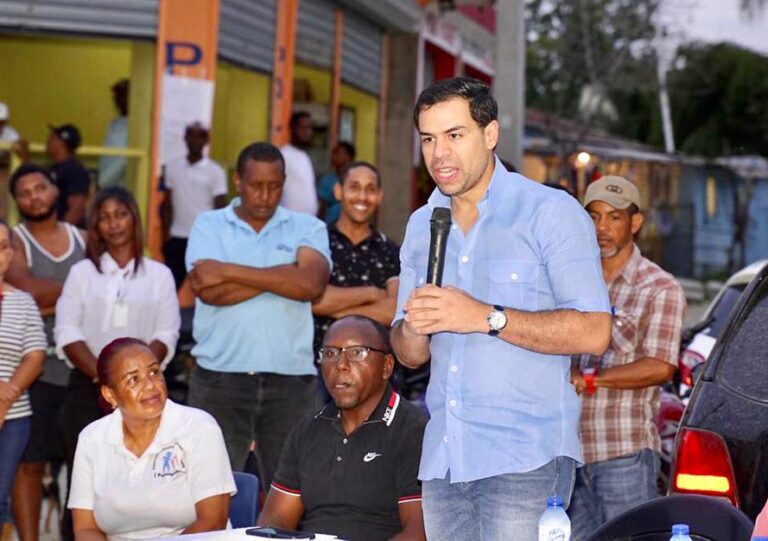 Roberto Ángel Salcedo: “Hay una firme disposición del presidente Abinader, de que los problemas comunitarios sean resueltos a la mayor brevedad posible”