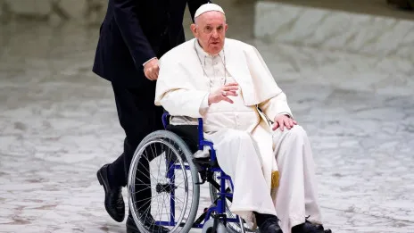El papa en silla de ruedas por el dolor de la rodilla