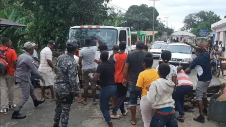 Cierran carretera de Yamasá como protesta por apagón que lleva cinco días