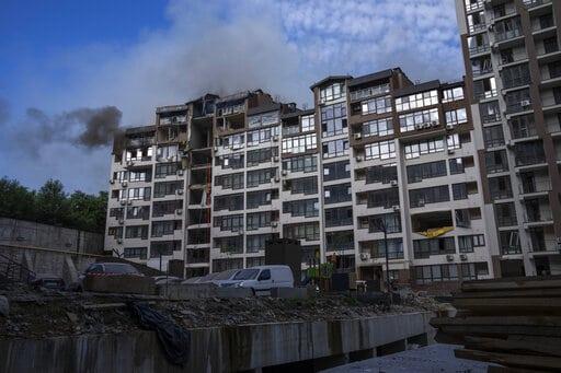 Rusia atacó la capital de Ucrania y golpeó al menos dos edificios residenciales, la madruga del domingo.