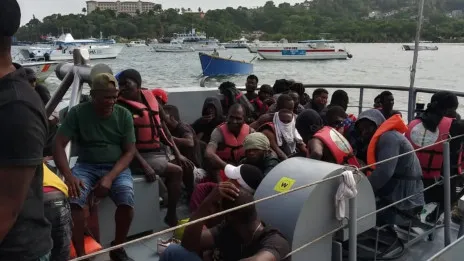 Rescatan 97 tripulantes a bordo de una embarcación clandestina en Samaná
