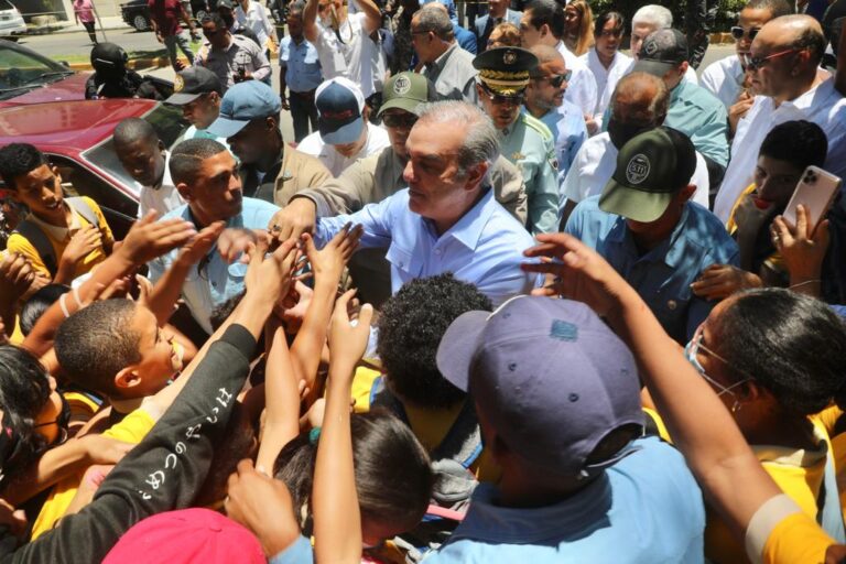 Presidente Abinader entrega apartamentos a 60 familias en Los Salados, Santiago  