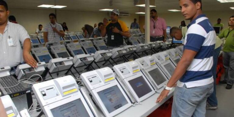 JCE dispone uso de laptops y multifuncionales para digitalización, escaneo y transmisión de resultados de las elecciones de 2024