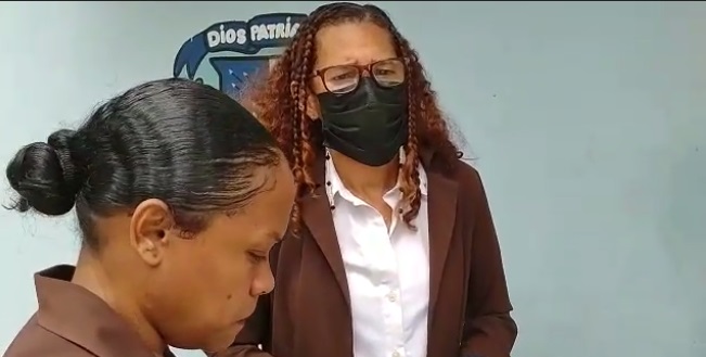 Estudiante propina un machetazo a la directora de una escuela  en La Romana