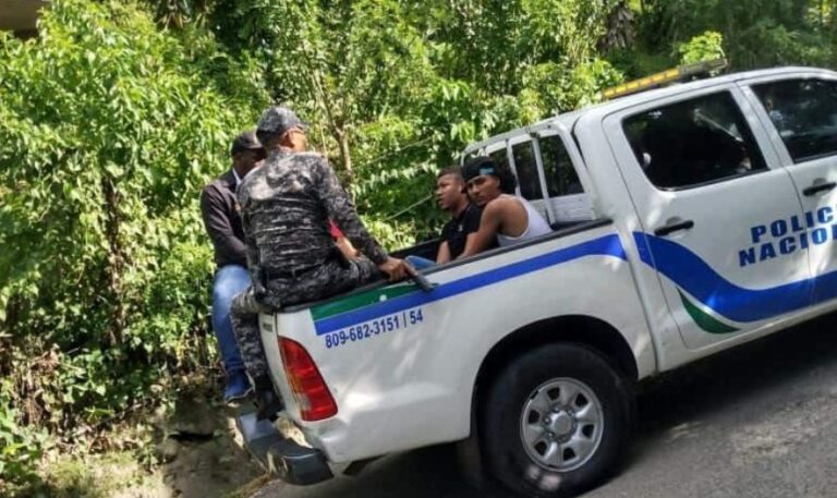 Apresan al subdirector de la junta distrital de Santiago Oeste acusado de atracar en vehículo rotulado