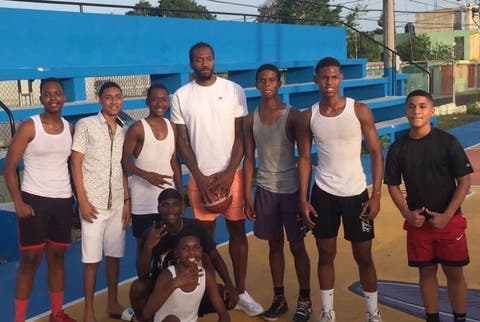 La estrella de la NBA  Kawhi Leonard es captado con jóvenes en La Romana