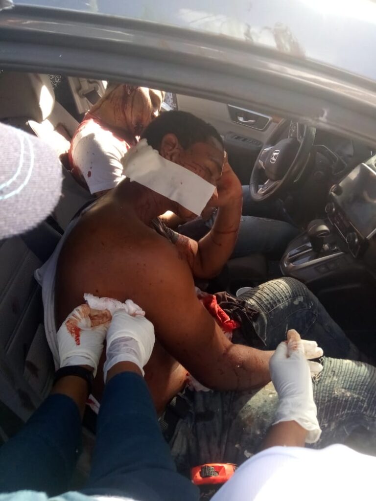 Recibe asistencia médica el sobreviviente del tiroteo en la carretera Mella 