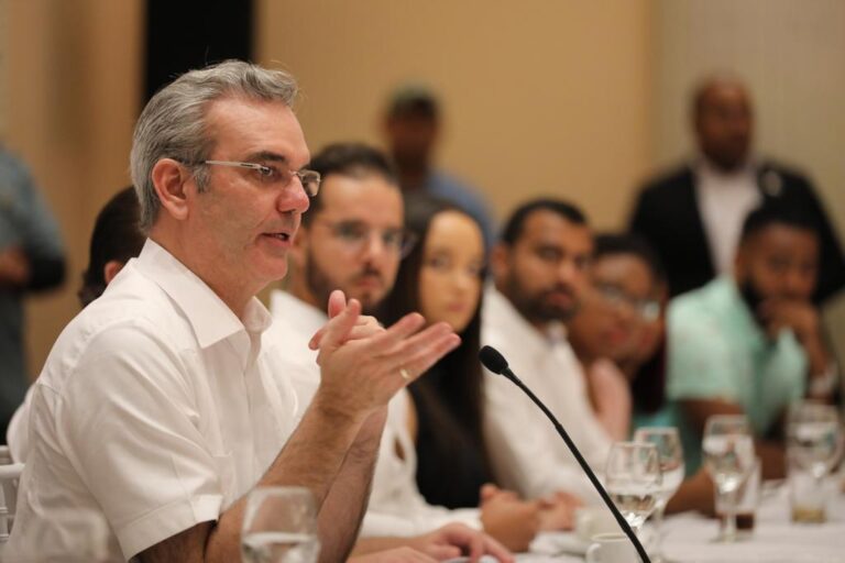 Abinader resalta valentía puertoplateños en lucha contra trujillismo; destaca estabilidad de libertades democráticas y fortalecimiento institucional