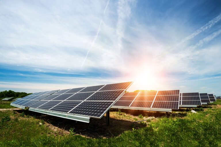 AES forma gran alianza para invertir US$6,000 millones en energía solar 