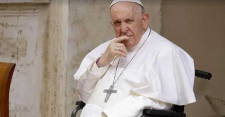 La rodilla derecha del Papa Francisco obliga a suspender un viaje internacional