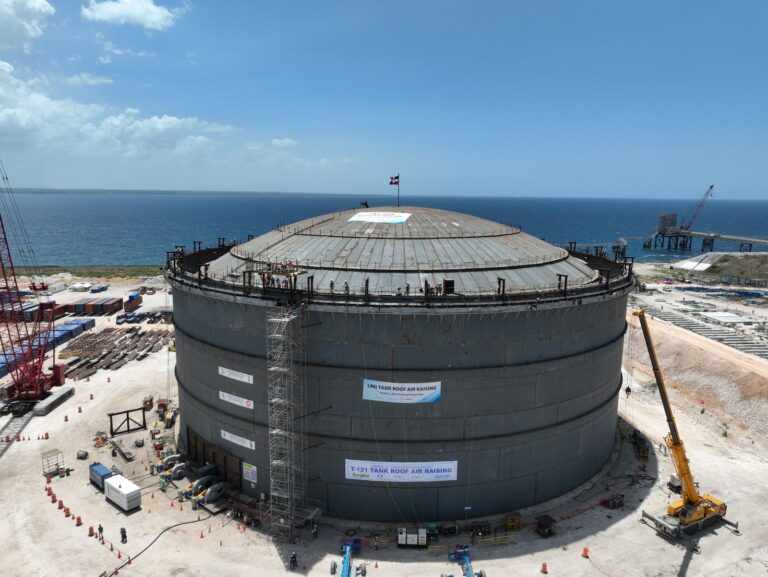 ENADOM instala cúpula en el nuevo tanque que  ampliará el suministro de gas natural