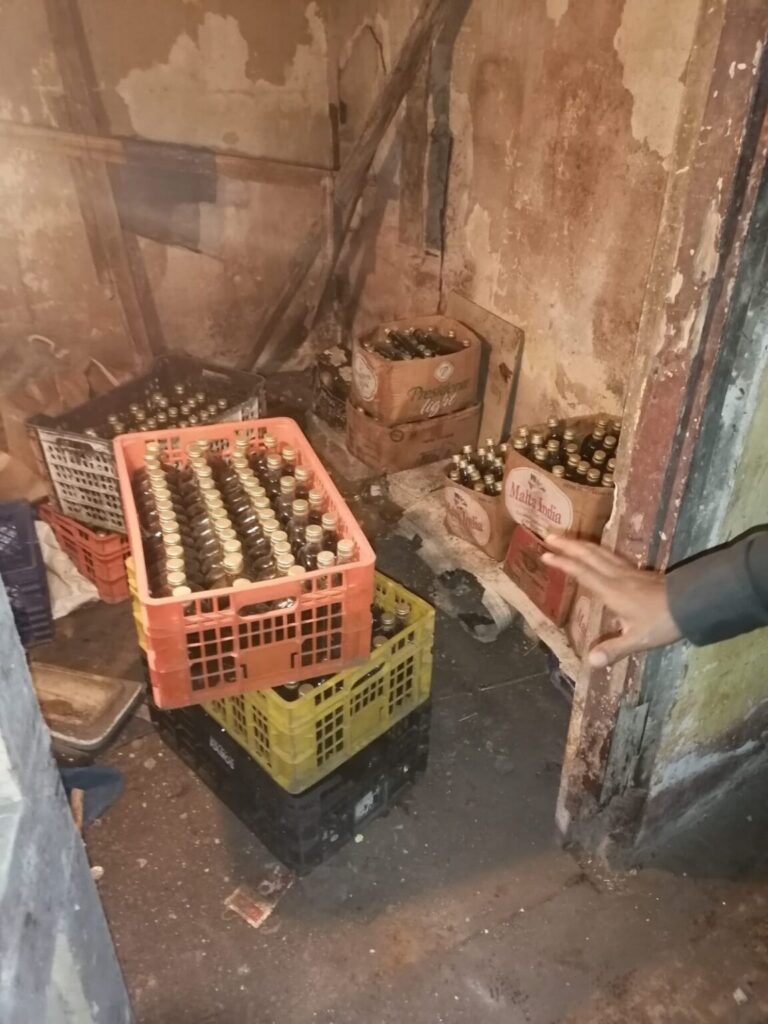 Ocupan 667 botellas y un recipiente con alcohol adulterado