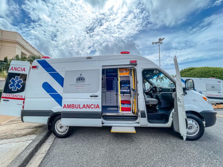 Presidente Abinader entrega 30 ambulancias equipadas para fortalecimiento de servicios de emergencias interhospitalarias y salvar vidas 