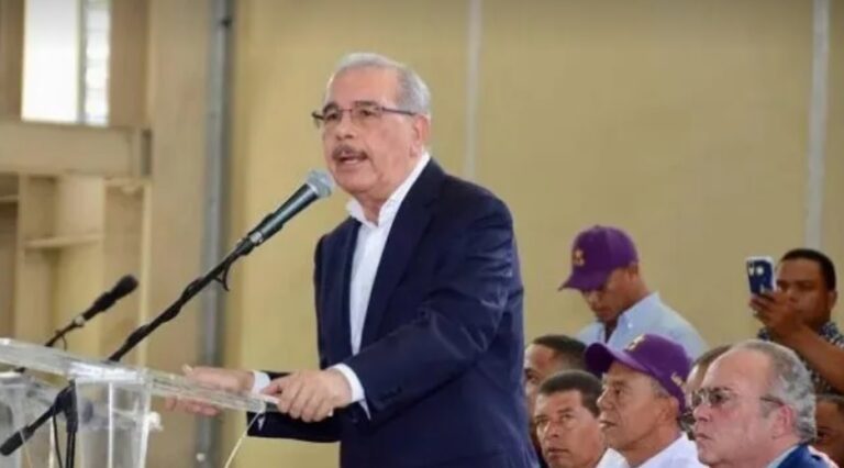 Danilo Medina se define como «cobrador de votos» por Abel Martínez