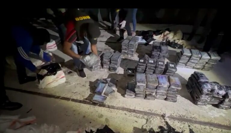 DNCD apresa en Barahona a tres hombres e intercepta lancha con 329 paquetes de cocaína