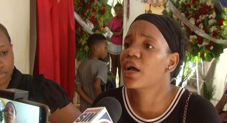 Familiares exigen detener a homicida de esposos en Villa Mella