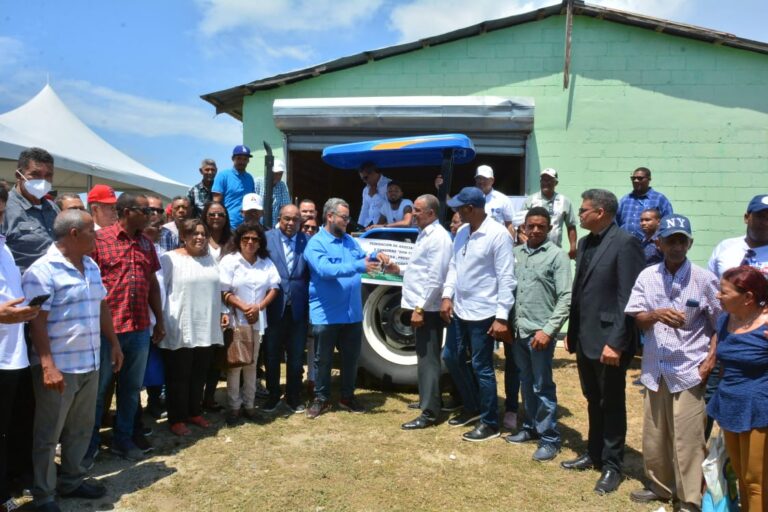 FEDA entrega tractor a productores de Montecristi; dice Gobierno enfrenta situación alimentaria global
