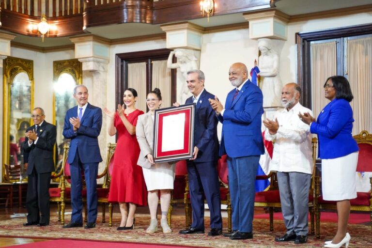 Presidente Abinader y ministro Fulcar entregan Medalla a la Excelencia Magisterial 2022