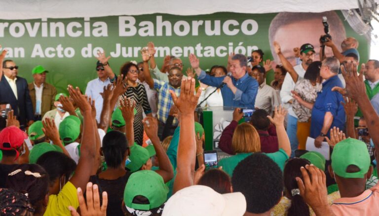 Leonel Fernández juramenta en la Fuerza del Pueblo a la exgobernadora de Bahoruco junto a decenas de dirigentes del PLD y PRM