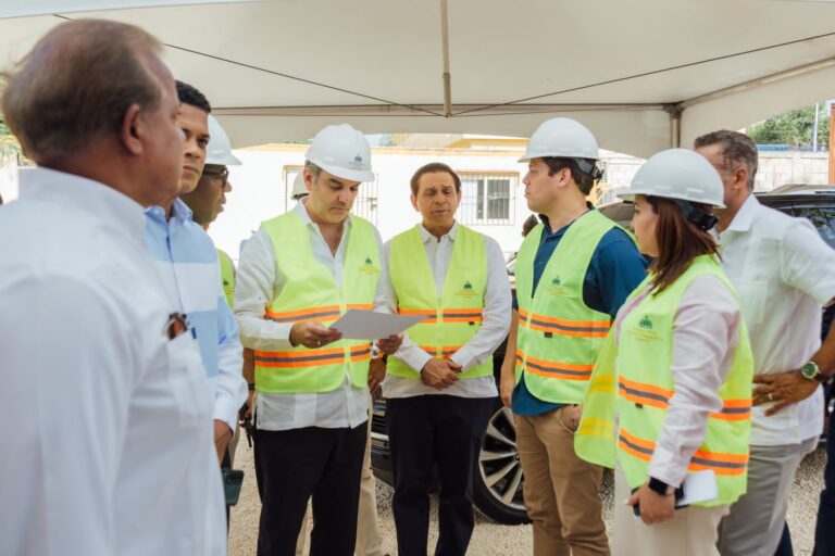 Presidente Abinader supervisa avances del hospital municipal de Villa Hermosa
