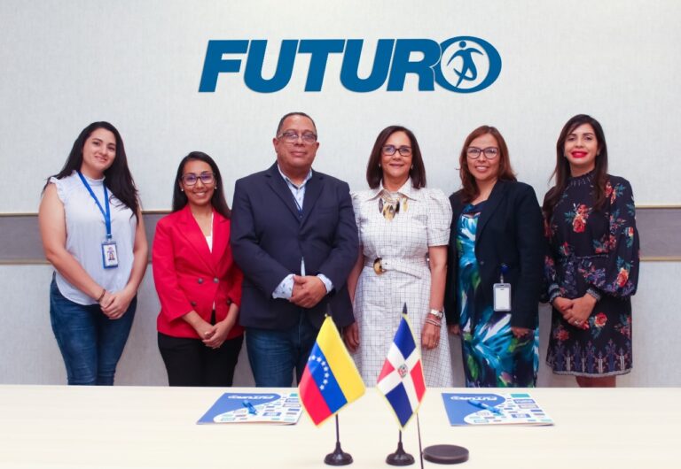 Ciudadanos venezolanos firman acuerdo con ARS Futuro para acceder a un seguro de salud