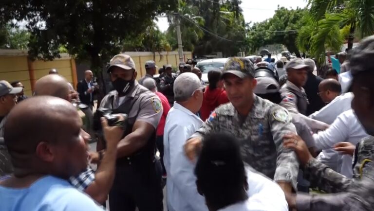 Bombas, golpes y «piñazos» en protesta del Colegio Médico Dominicano frente al Palacio Nacional