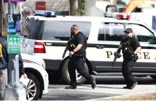 Al menos 6 muertos y docenas de heridos durante tiroteo en desfile de Estados Unidos