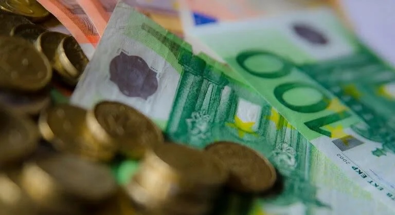 El euro llega a su nivel más bajo en 20 años frente al dólar
