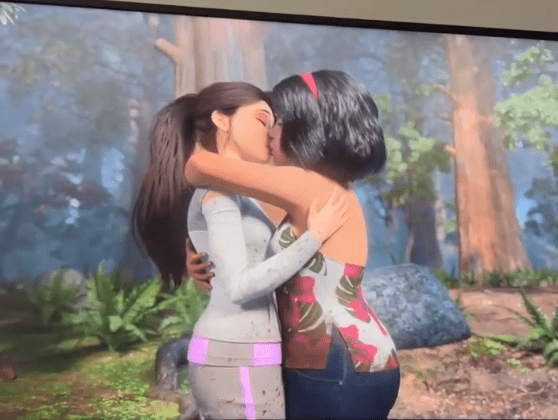 Escena lésbica en serie infantil Jurassic World Campamento Cretácico