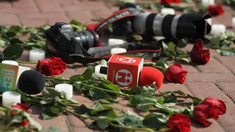 Asesinan a tiros a 2 periodistas en Colombia cuando volvían de una cobertura