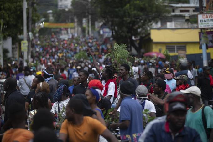 Haitianos exigen la destitución del primer ministro Ariel Henry